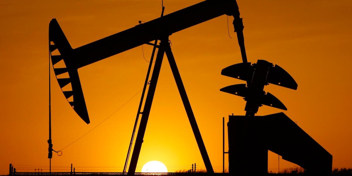 Bilden föreställer en oljekälla. OPEC+ medlemsländer bryter mot sina egna regler och överproducerar olja.