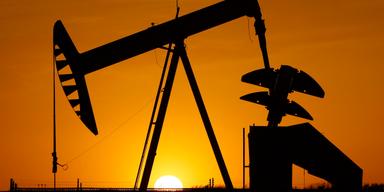 Bilden föreställer en oljekälla. OPEC+ medlemsländer bryter mot sina egna regler och överproducerar olja.