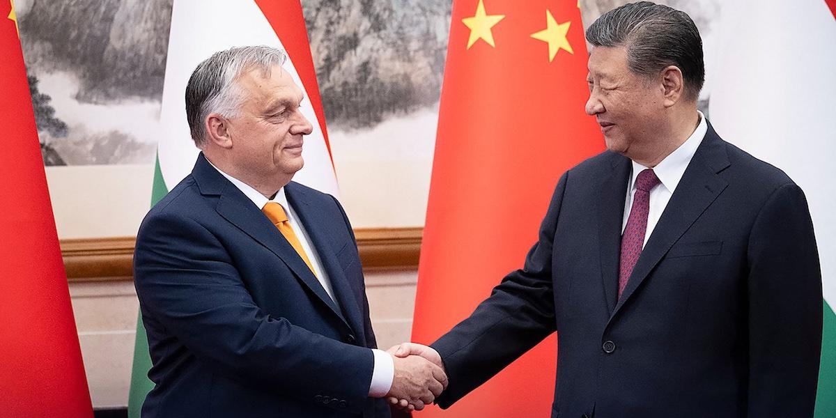 Bilden föreställer Ungens premiärminister Victor Orban som skakar hand med Kinas presiden Xi Jinping. Orban besöker Kina bland annat för att prata fred i Ukraina.