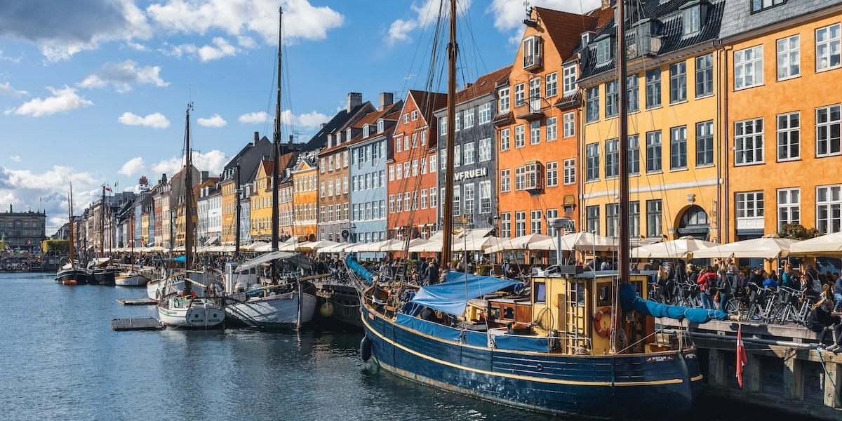 Bild på några ikoniska byggnader i Köpenhamn.