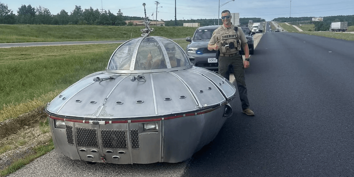 Polisen är mer än nöjd efter att ha träffat ett UFO ute på vägarna. (Foto: Crawford County Sheriff’s Office, Missouri / Facebook)