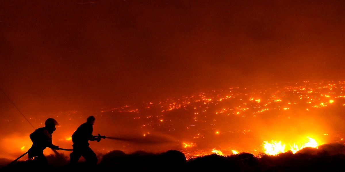 En skogsbrand i Grekland. För många länder i medelhavet såsom Italien är värmen besvärande.