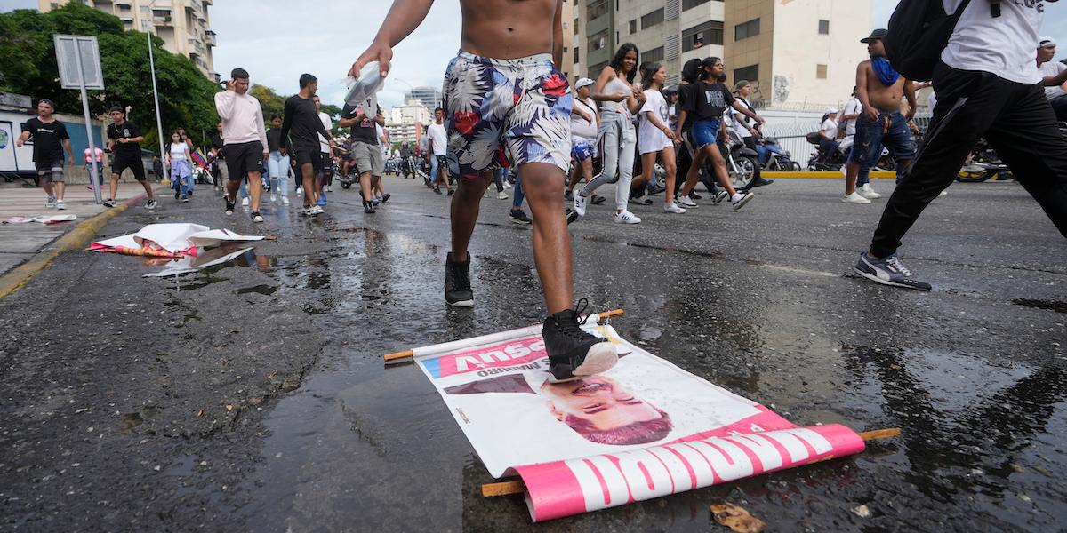 USA varnar för valfusk. Arga demonstranter i Venezuela efter valresultatet.