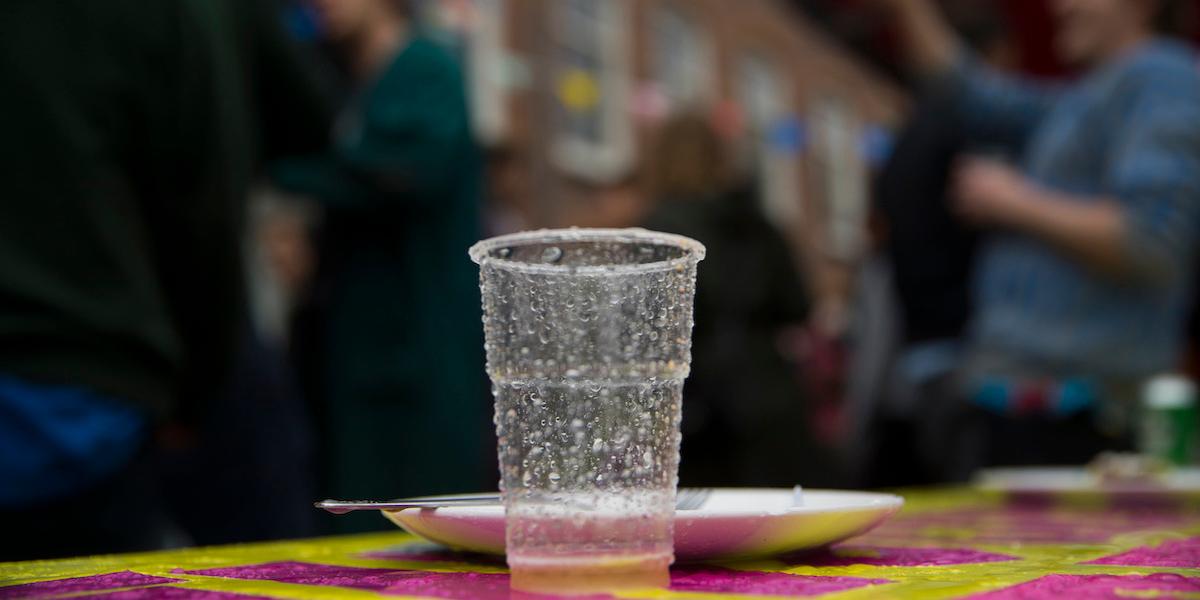 Regn och öl – ingen bra kombination, vilket Heineken fått erfara. (Foto: TT)