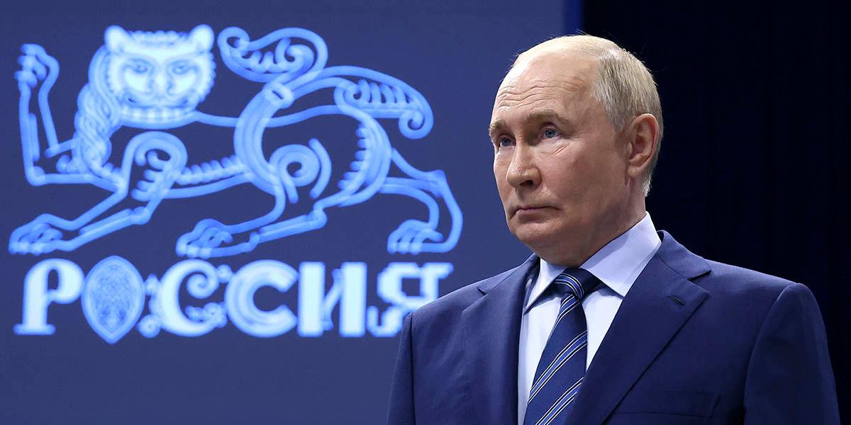 En bild på när Rysslands president Vladimir Putin håller ett tal på en mässa.