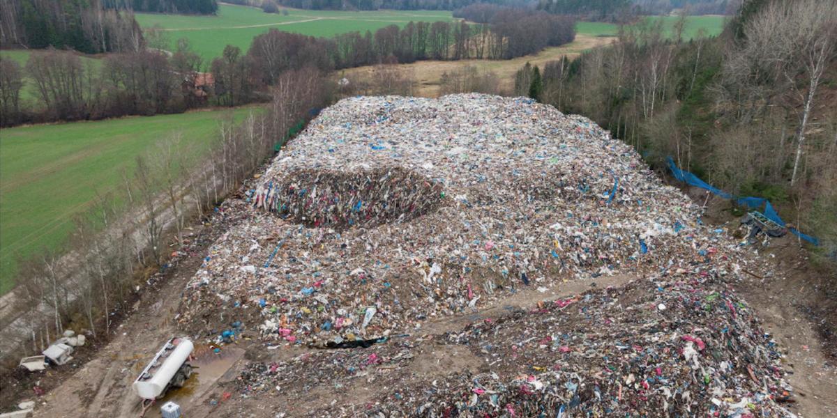 ett företag åtalas efter att ha dumpat mängder med farligt avfall. nu åtalas de för miljöbrott och penningtvätt.