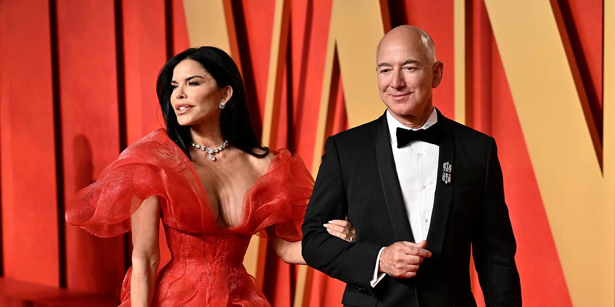 Lauren Sanchez och Jeff Bezos anländer till årets Oscarsgala.
