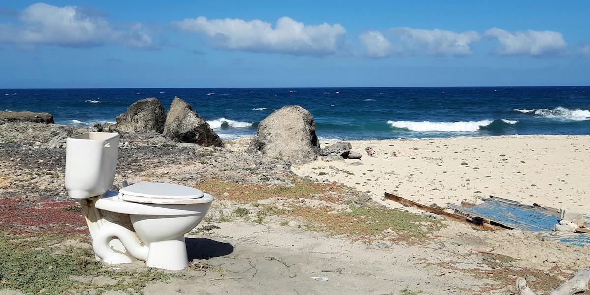 En bild på en badstrand med en toalett där man kan kissa.