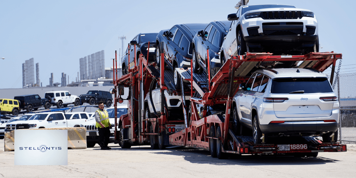 Stellantis packar lastbilarna och skeppar bilar som aldrig förr till Europa. De tänker bli störst på hybridmodeller. (Foto: TT)