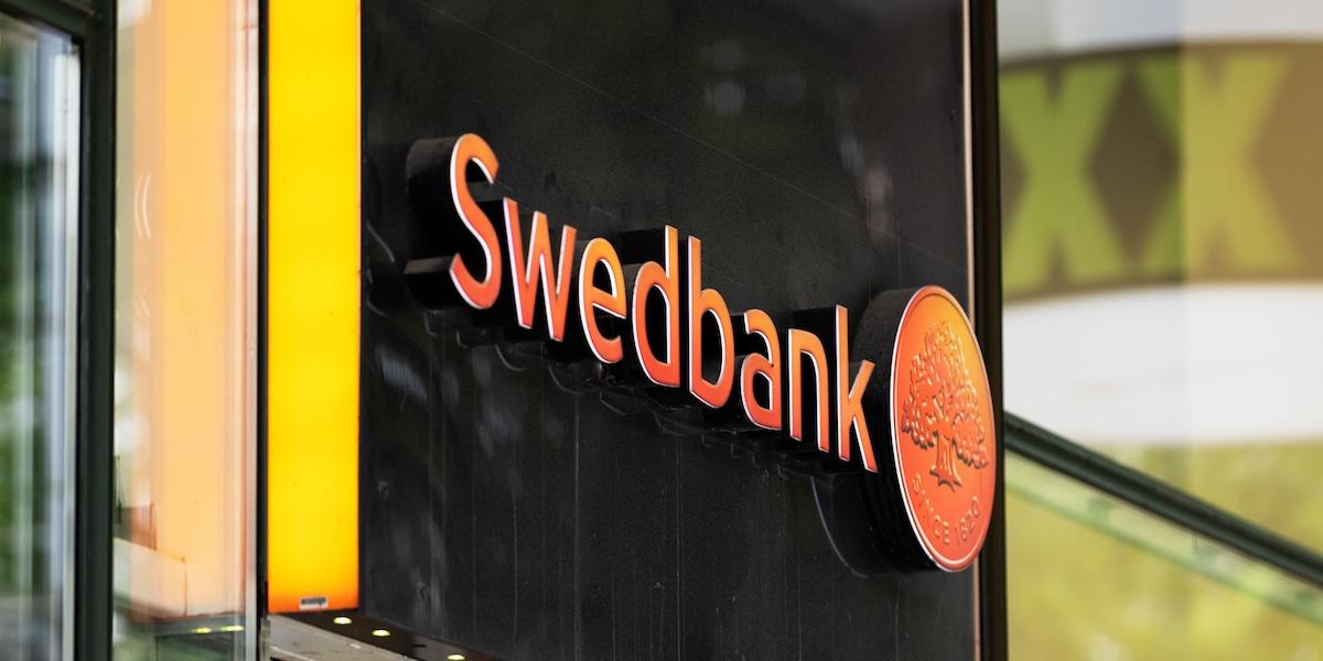 Bilden föreställer Swedbanks logga. Banken levererade en bätre kvartalsrapport än väntat