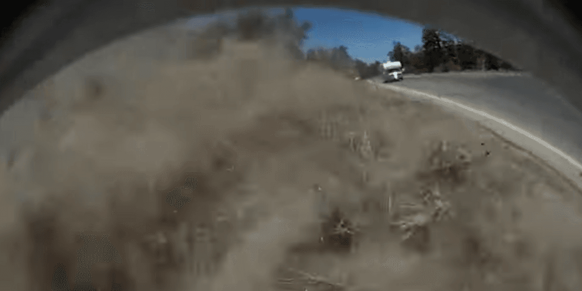 En skärmavbild av filmen som visar hur Teslan rusar upp för berget längs med vägen på flykt. (Foto: Radu Stefan, Youtube)