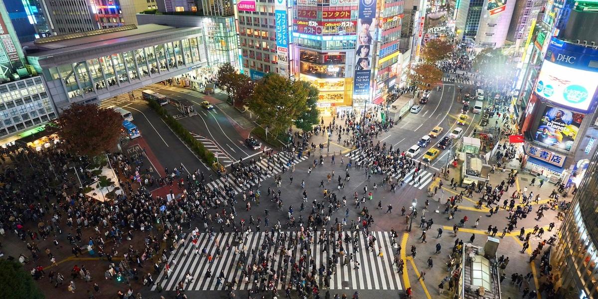 Bild från Tokyo. Japan tvingas skriva ned sin prognos för tillväxt under året.