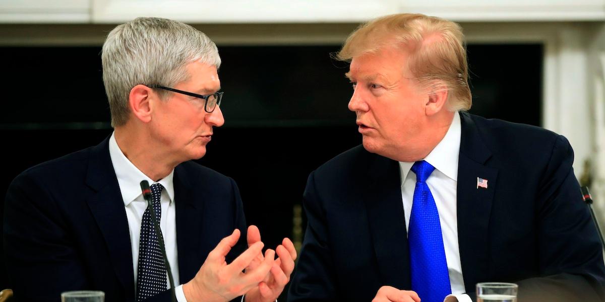 Donalds Trump pratar med Tim Cook. Apples vd har en bättre relation med Trump än många andra vd:ar