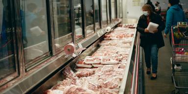 Bild på en matvarubutik och en köttdisk. I framtiden behöver vi äta labbodlat kött för mindre klimatpåverkan.