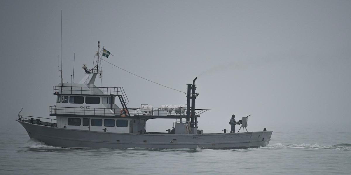 Ett ukrainskt krigsfartyg patrullerar i Azovska sjön