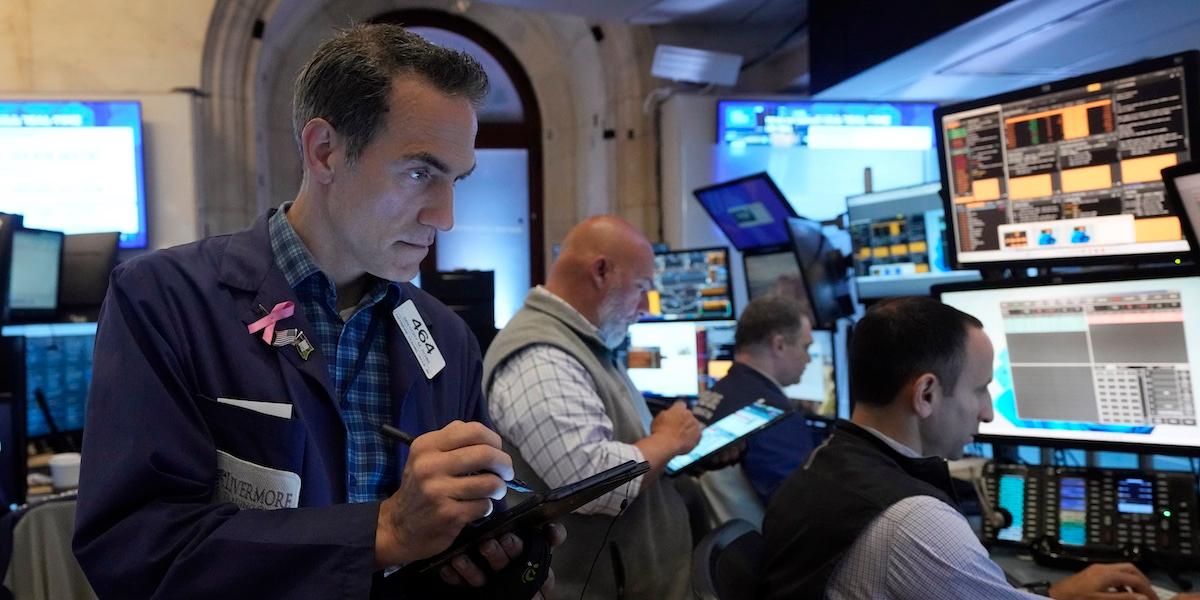 Bilden visar handlare på Wall Street. Intressanta aktier finns inte bara inom AI och techsfären.