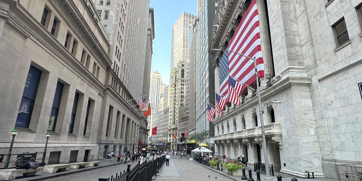 Bilden föreställer Wall street. Två analytiker tror att USA:s aktiemarknad befinner sig i en bubbla.