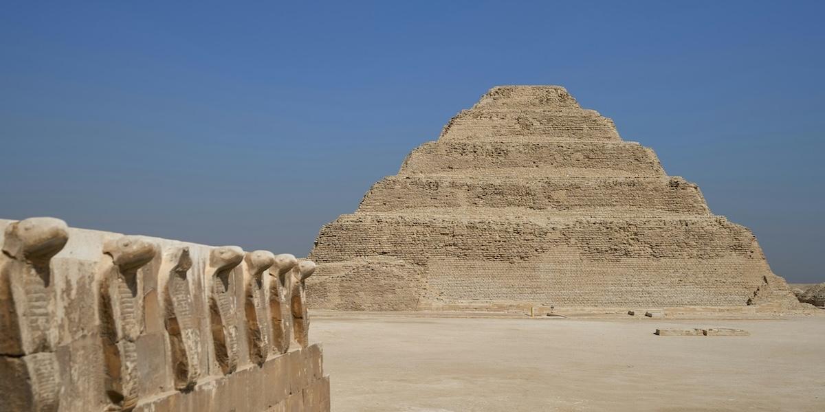 Djosers trappstegspyramid är den äldsta pyramiden i Egypten.