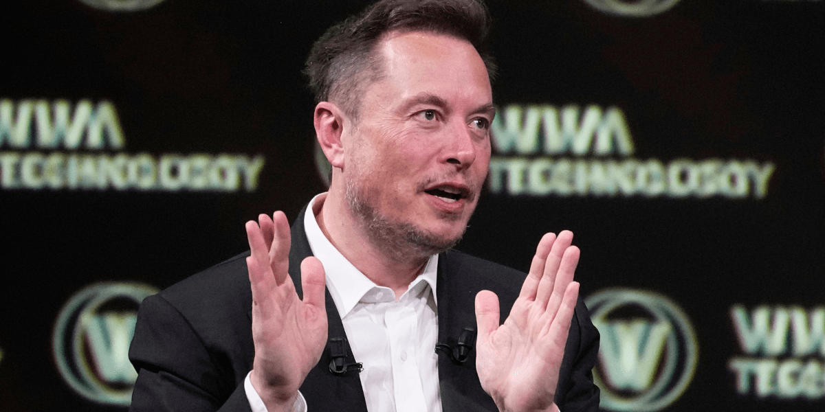 Elon Musk sköter inte sin kommunikation internt, nej han vänder sig till X. (Foto: Michel Euler/TT)