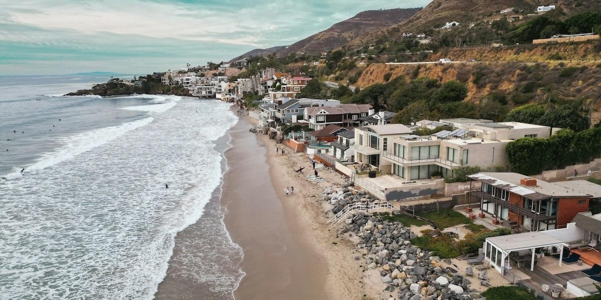 Broad Beach i Malibu är platsen för det senaste sandbråket i Kalifornien.