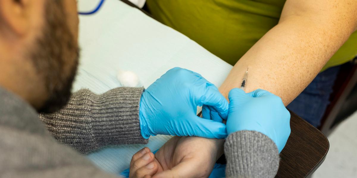 En patient mottar vaccin för mpox. En sjukdom som sprider sig snabbt.