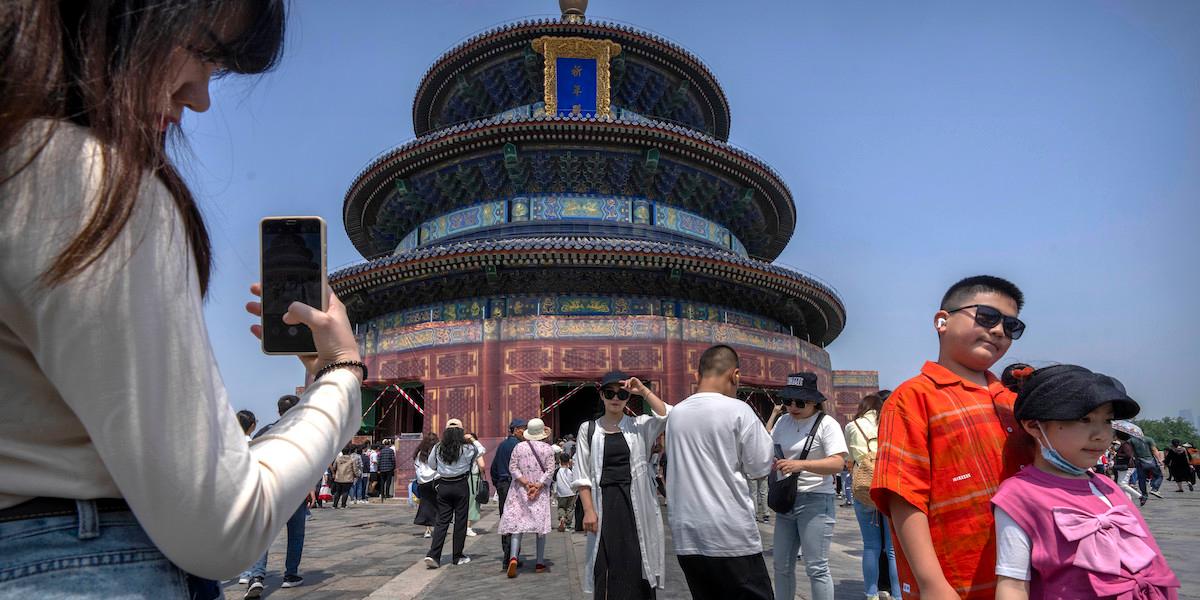 Det råder ingen brist på tempel i Peking. Fastighetsaffärerna lyser däremot med sin frånvaro.