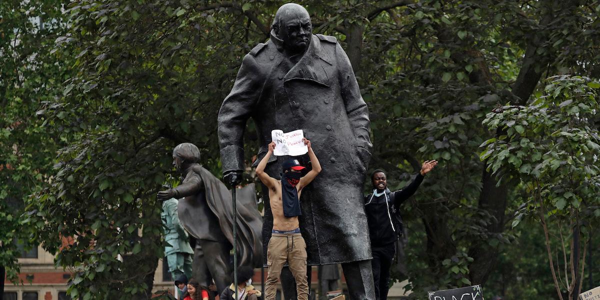 På bilden statyn av den förre brittiske premiärministern Winston Churchill under en demonstration i London 2020.