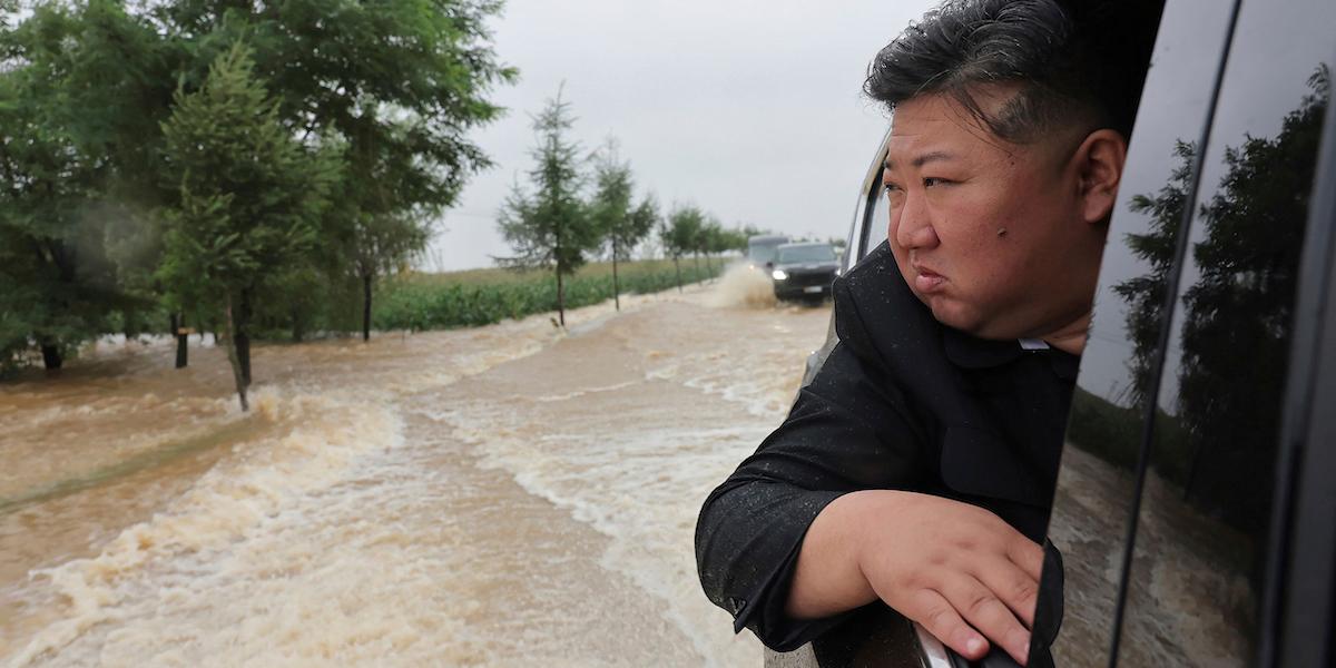 Nordkoreas ledare Kim Jong-Un ser ut över kraftiga översvämningar som har drabbat landet på sistone.