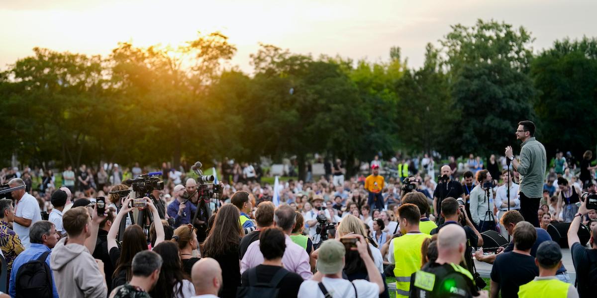 Bara dagar efter sin frigivning stod Yashin på en scen i Berlin