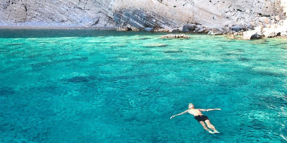 Klart vatten i Grekland, som i Zakynthos, lockar många besökare.