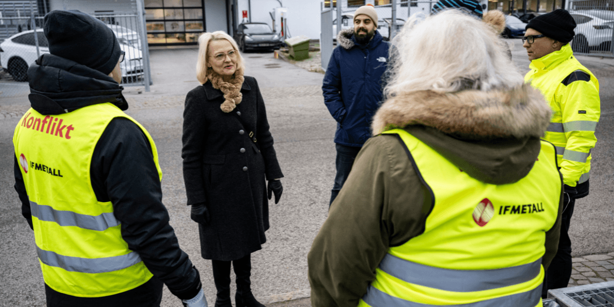 Strejken har snart nått ett år och nu ansluter fler arbetare vilket ger strejken lite mer tryck. (Foto: Johan Nilsson/TT)