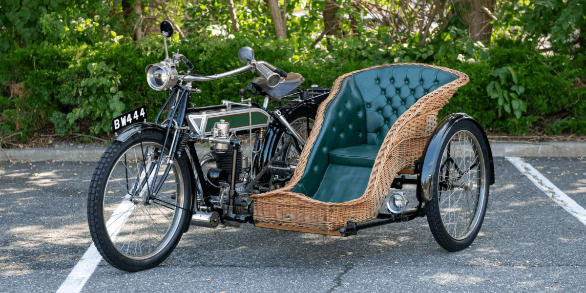 Vilken fin men också vilken säkerhetsrisk. En motorcykel och en korgstol kanske inte är det man brukar vilka kombinera. (Foto: RM Sotheby's)