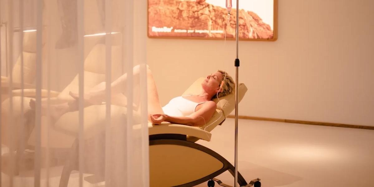 En gäst får dropp med näring för att öka energinivån vid wellness-resorten Six Senses Ibiza.