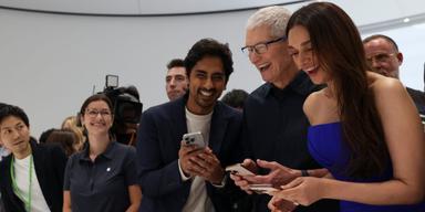 Apples vd Tim Cook är glad över att få visa upp nya iPhone 16. Lika muntert är det odck inteför flera danska börsbolag som faller på nyheten om en ny funktion i Apples nya hörlurar.