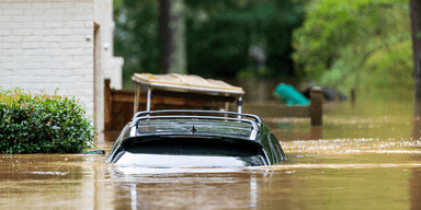 Det här är en bild från Peachtree Creek i Atlanta, fredag den 27 september 2024. Helene förstörde mycket i sin väg, även elbilar. (Foto: Jason Allen(TT)