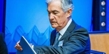 Världens börser väntar på att klockan ska slå 20.00 svensk tid så att Jerome Powell, Fed-chefen, kan meddela hur stor räntesänkningen blir. I avvaktan på det var det en ljummen börsdag på minus i Stockholm.