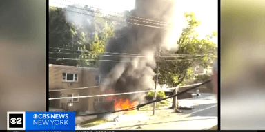 En Tesla kraschade rätt in i ett hus och sedan exploderade. (Foto: Skärmavbild från CBS New York Youtube)