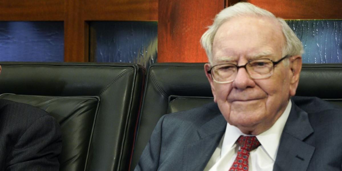 Börsgurun Warren Buffett har under stora delar av augusti och september sålt av i sitt innehav i Bank of America. Det har satt igång en våg av spekulationer om vad som egentligen ligger bakom?