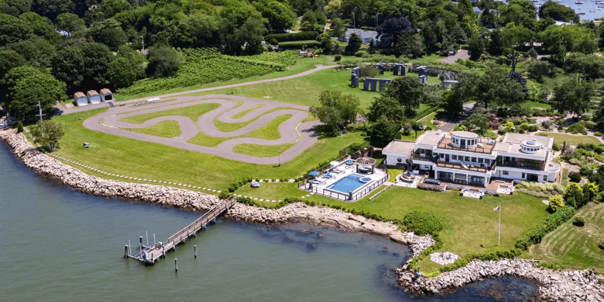 Vad sägs om en egen gokart bana på tomten? En dröm för många. (Foto: Coldwell Banker Realty)