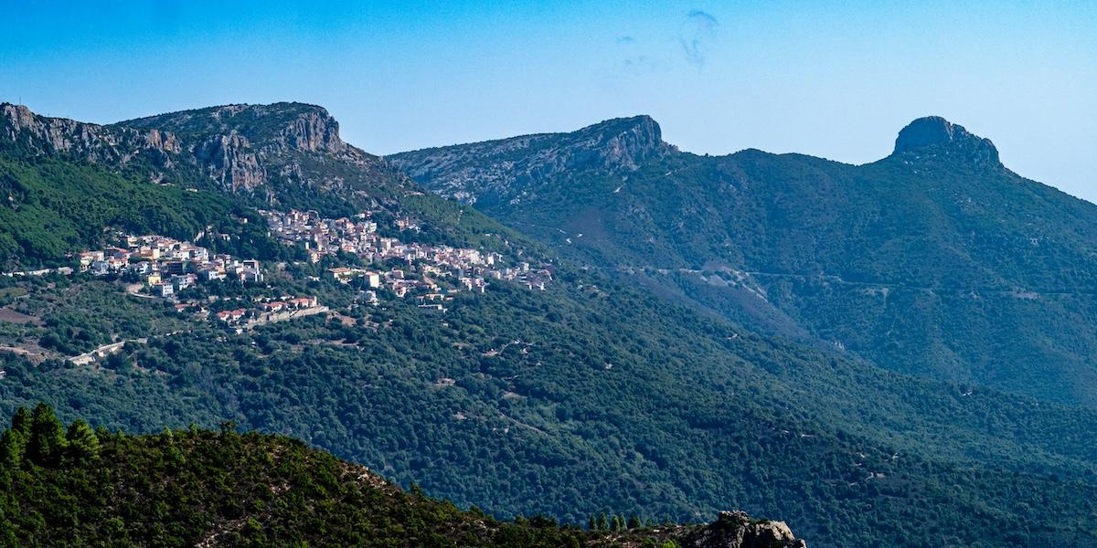 Bergigt landskap på Sardinien, Italien. Här lever människor längre.