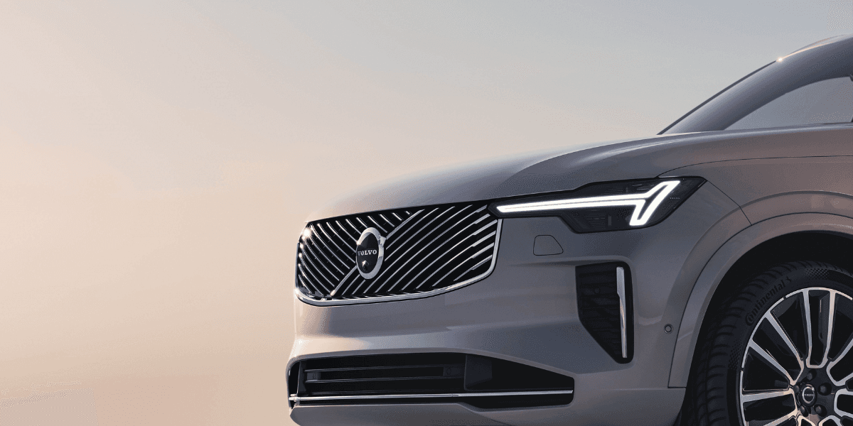 Grillen på nya XC90 är otroligt vacker. Har aldrig älskat en grill så mycket som denna. Snyggt Volvo. (Foto: Volvo)