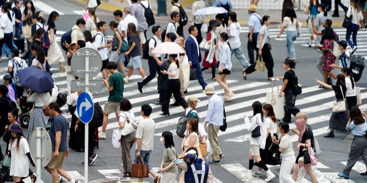 Att säga upp sig i Japan är höjden av respektlöshet. En arbetsdag på 12 timmar är vardagsmat. Priset? Liv.