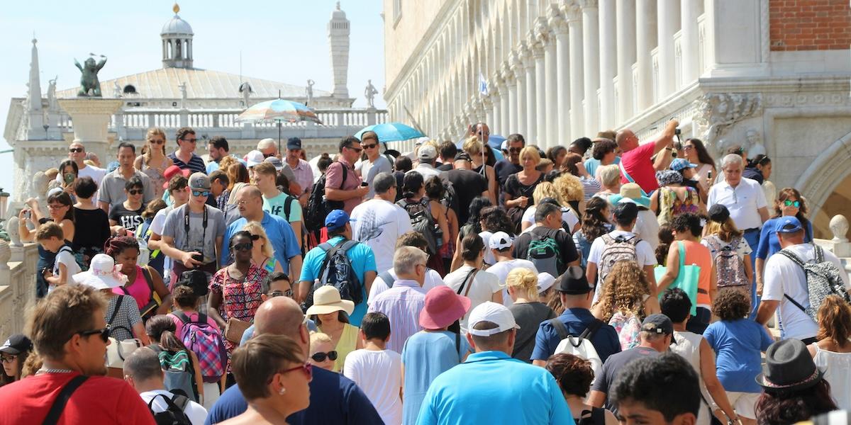 Turister trängs i Venedig, Italien.