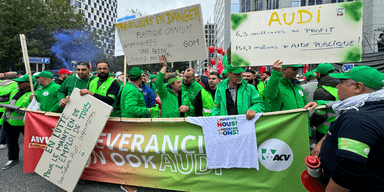 Personalen på Audi är inte glada. Gatorna fylls av demonstranter som känner sig överkörda. (Foto: Sylvain Plazy/TT)