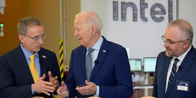 President Joe Biden och Intel som får mijardstöd.