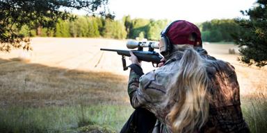 Färre jägare men andelen kvinnor ökar något