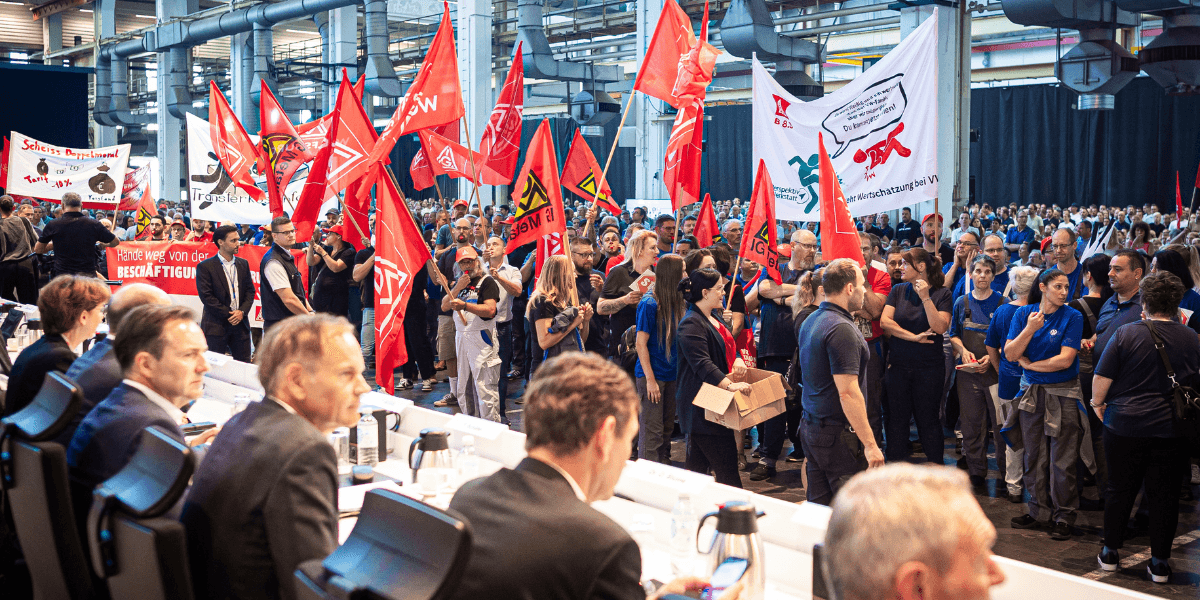 Personalen strejkar på fabrikerna. Alla uppsägningar har fått folk att reagera starkt. Nu väntas ännu fler uppsägningar. (Foto: Moritz Frankenberg/TT)