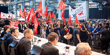 Personalen strejkar på fabrikerna. Alla uppsägningar har fått folk att reagera starkt. Nu väntas ännu fler uppsägningar. (Foto: Moritz Frankenberg/TT)