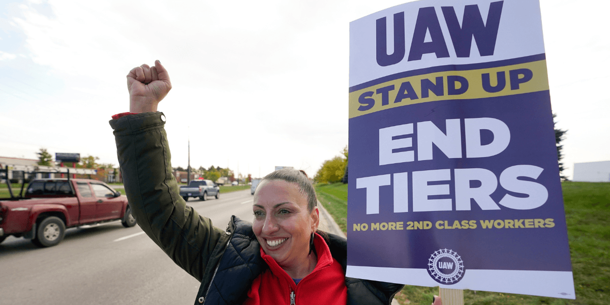 Stellantis har det tufft, liksom Volkswagen. Protester, hot och ekonomiska problem är en daglig företeelse. (Foto: Paul Sancya/TT)