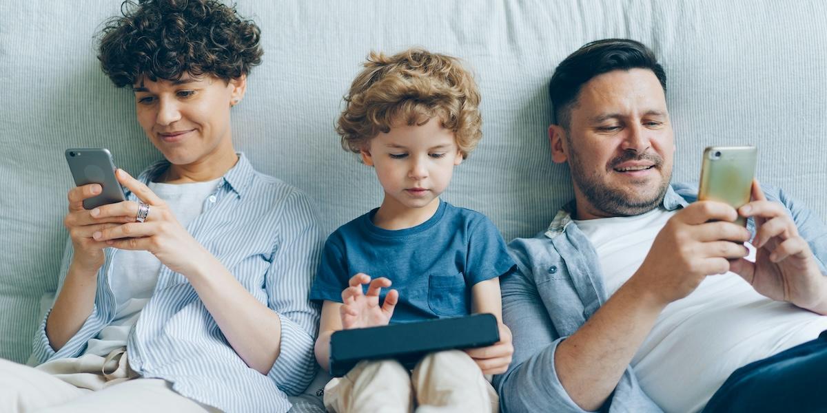 Barn och föräldrar använder smartphone. En ny studie visar hur skärmtid påverkar sömn hos barn.